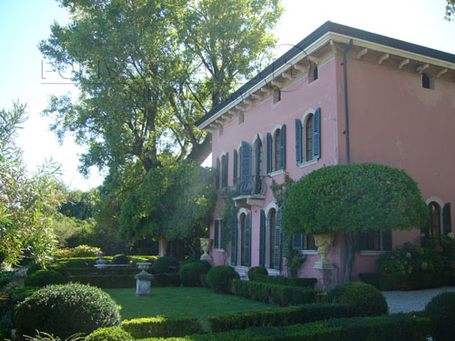 Villa in riva al lago